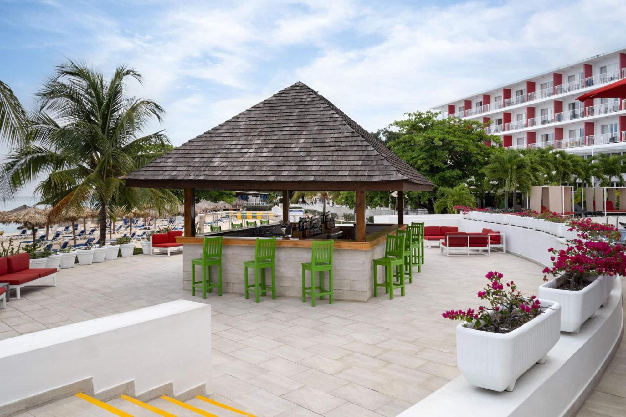Grand Decameron Cornwall Beach, A Trademark All-Inclusive Resort Бухта Монтего Экстерьер фото
