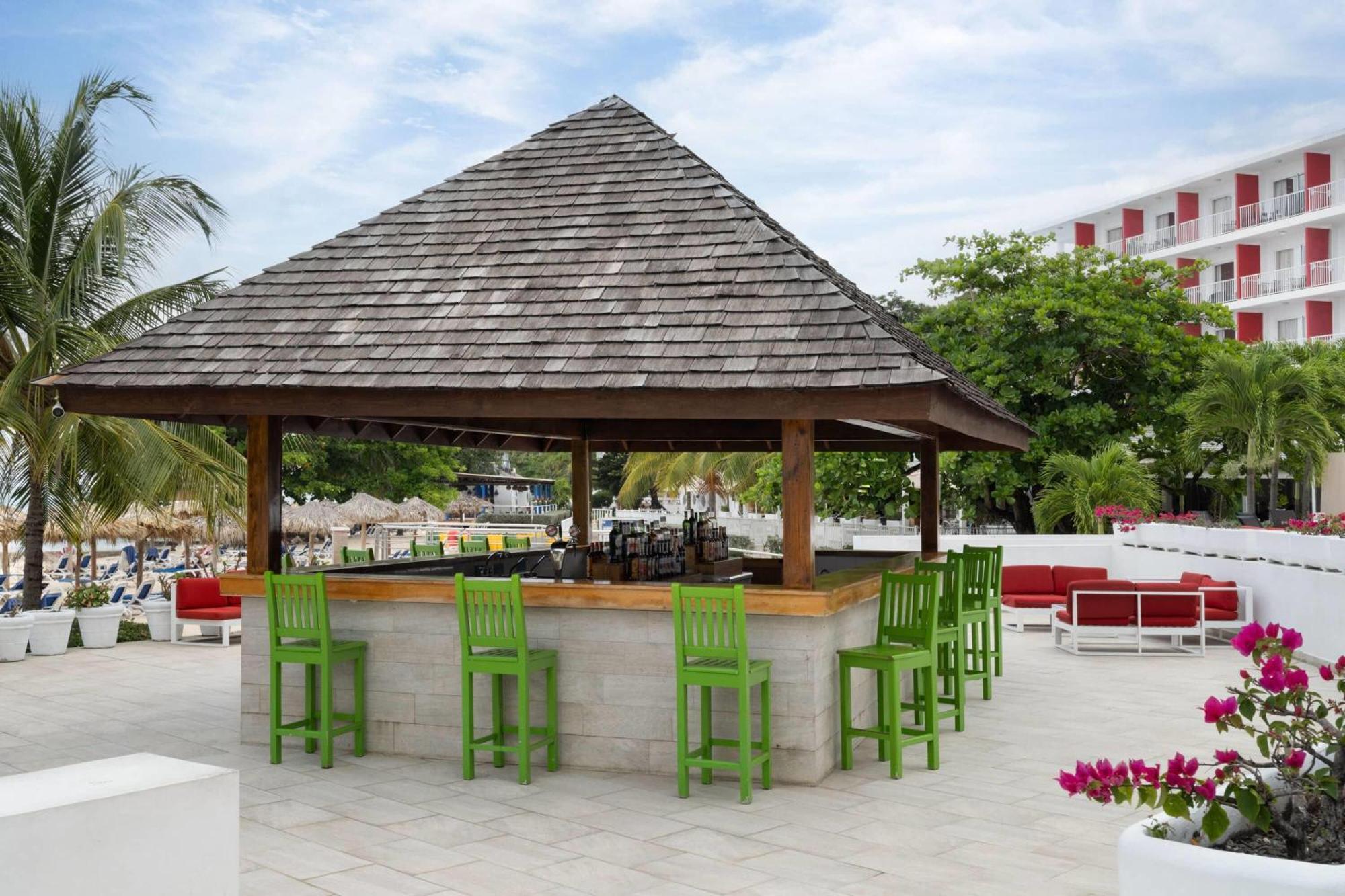 Grand Decameron Cornwall Beach, A Trademark All-Inclusive Resort Бухта Монтего Экстерьер фото
