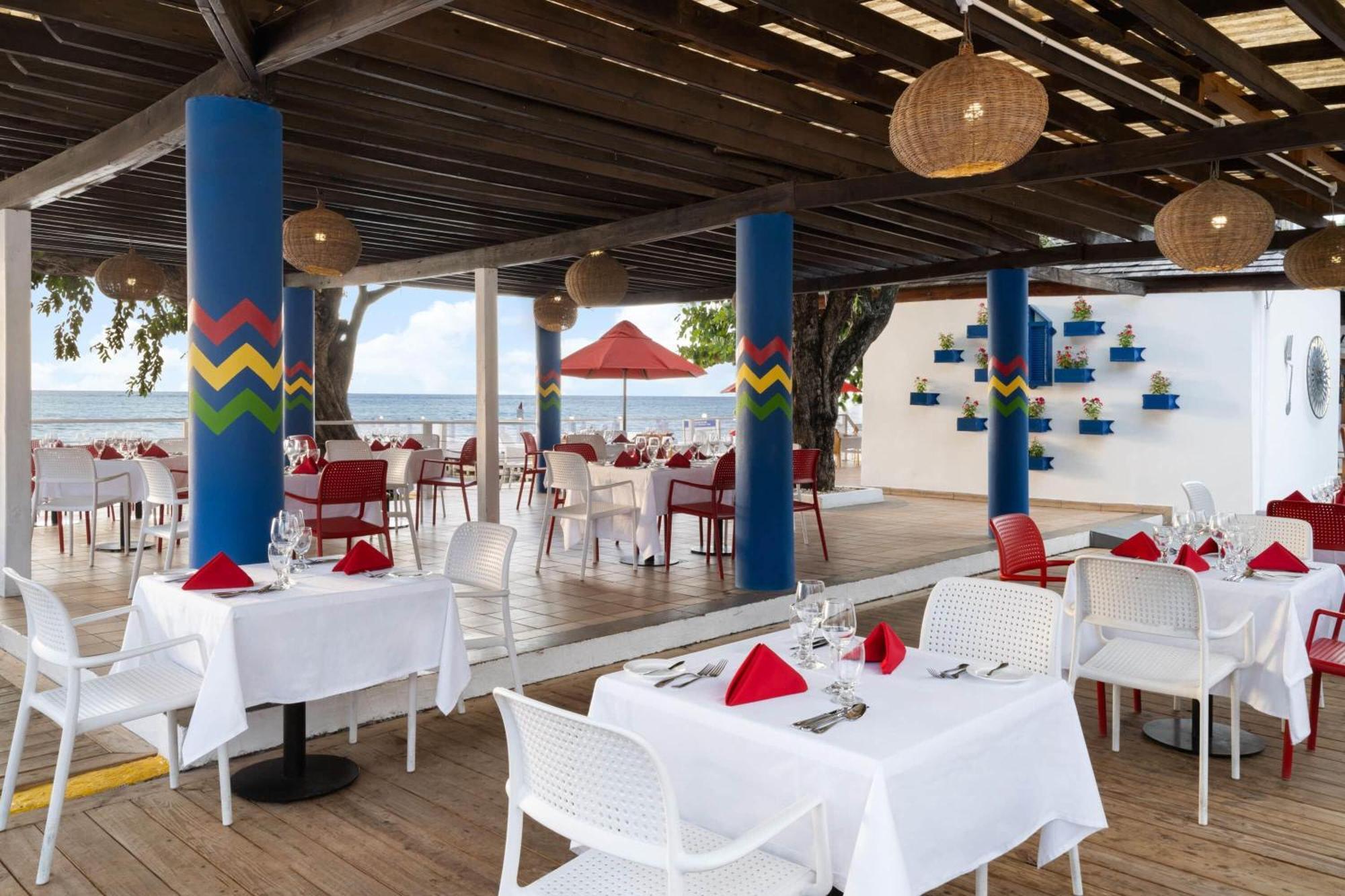 Grand Decameron Cornwall Beach, A Trademark All-Inclusive Resort Бухта Монтего Экстерьер фото