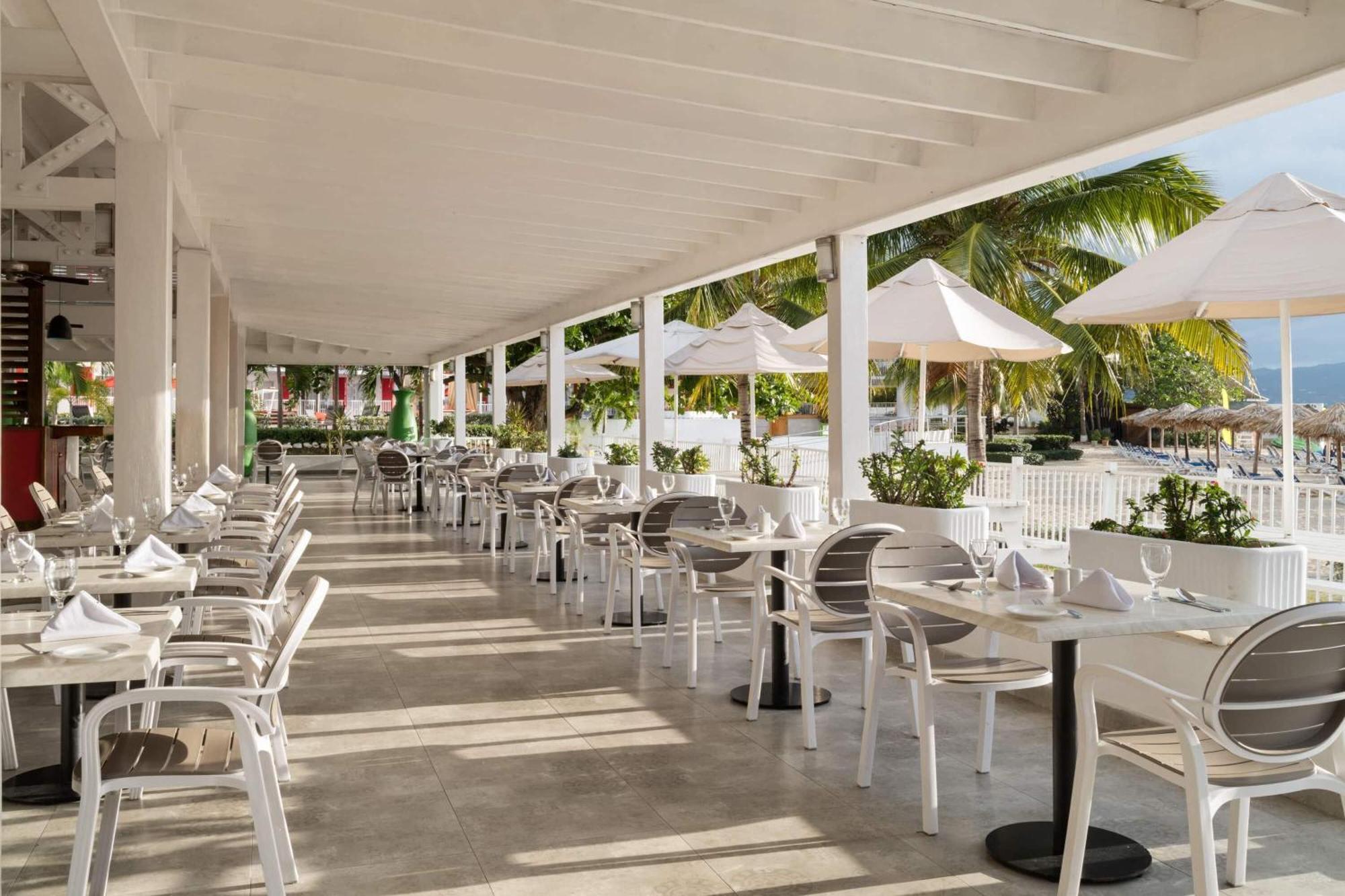 Grand Decameron Cornwall Beach, A Trademark All-Inclusive Resort Бухта Монтего Экстерьер фото