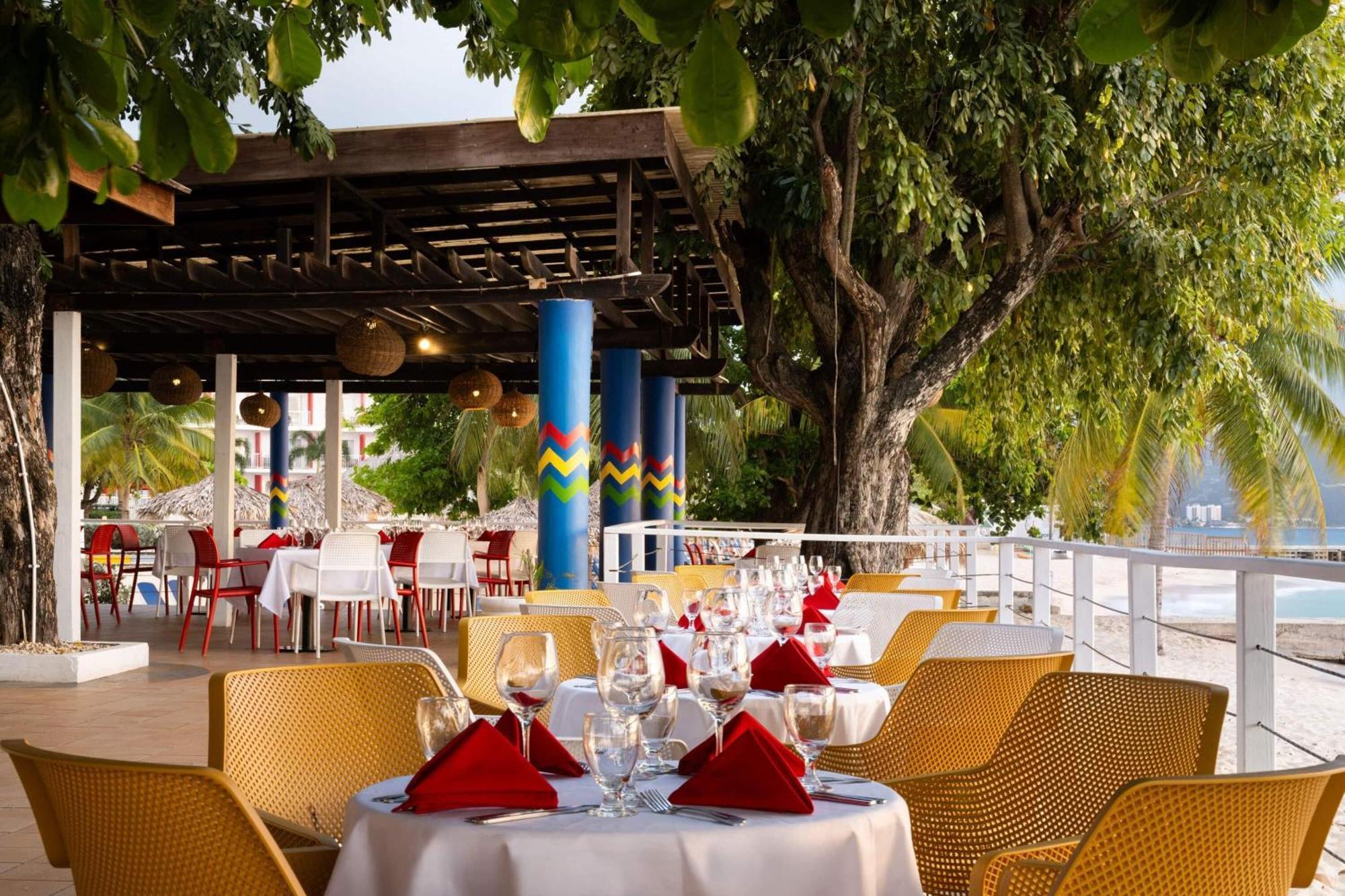 Grand Decameron Cornwall Beach, A Trademark All-Inclusive Resort Бухта Монтего Экстерьер фото
