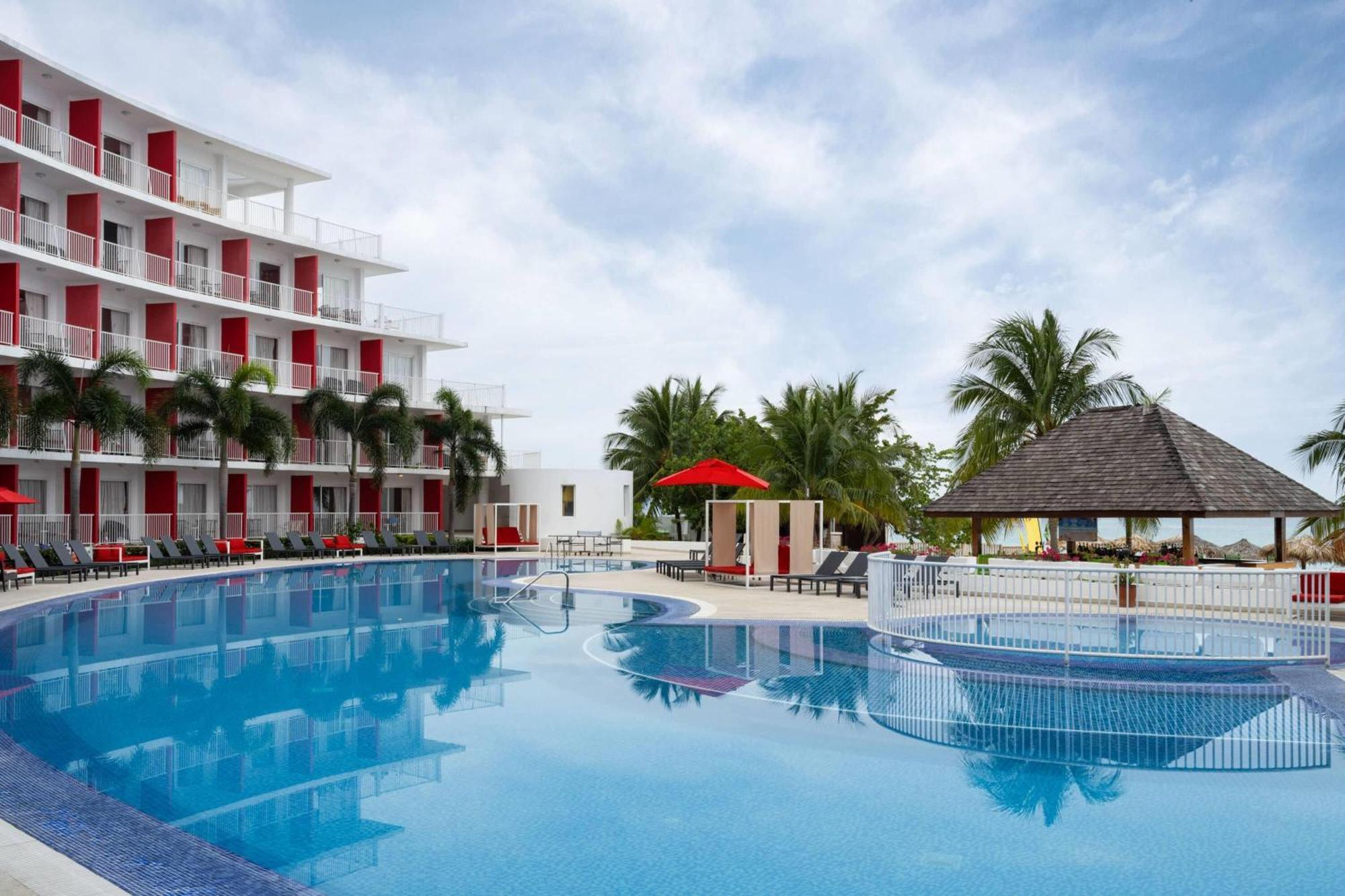 Grand Decameron Cornwall Beach, A Trademark All-Inclusive Resort Бухта Монтего Экстерьер фото
