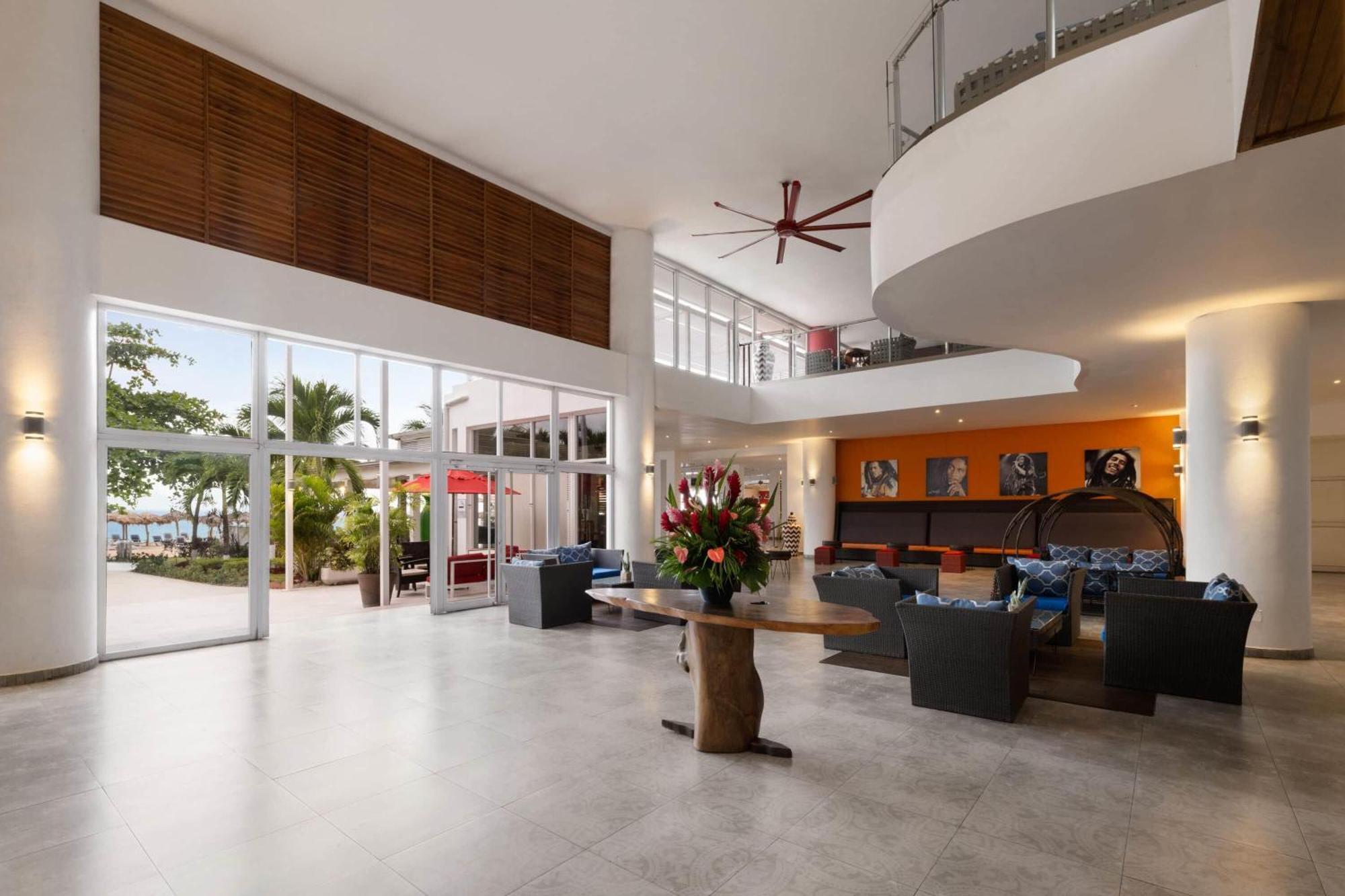 Grand Decameron Cornwall Beach, A Trademark All-Inclusive Resort Бухта Монтего Экстерьер фото