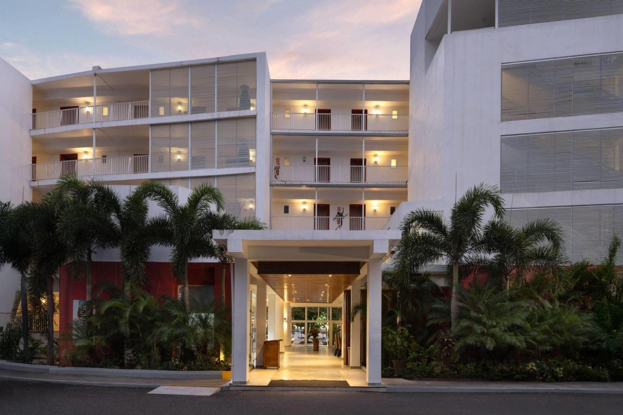 Grand Decameron Cornwall Beach, A Trademark All-Inclusive Resort Бухта Монтего Экстерьер фото