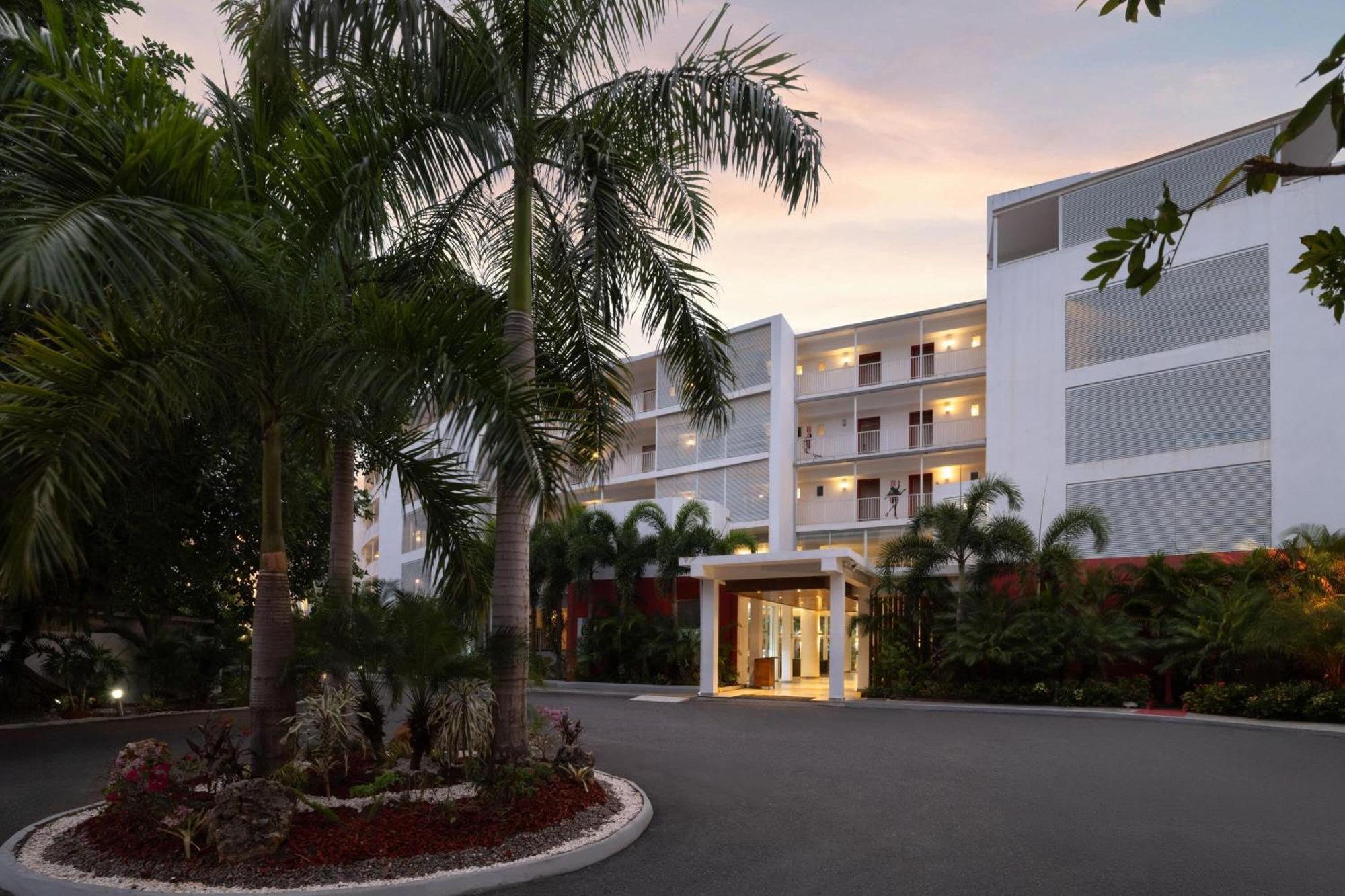 Grand Decameron Cornwall Beach, A Trademark All-Inclusive Resort Бухта Монтего Экстерьер фото
