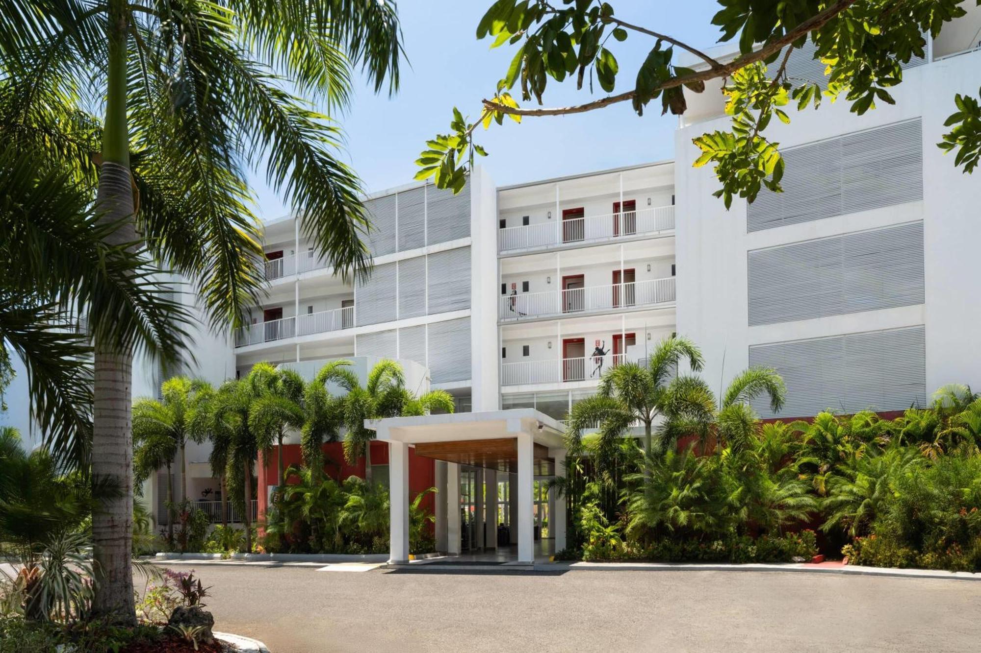 Grand Decameron Cornwall Beach, A Trademark All-Inclusive Resort Бухта Монтего Экстерьер фото