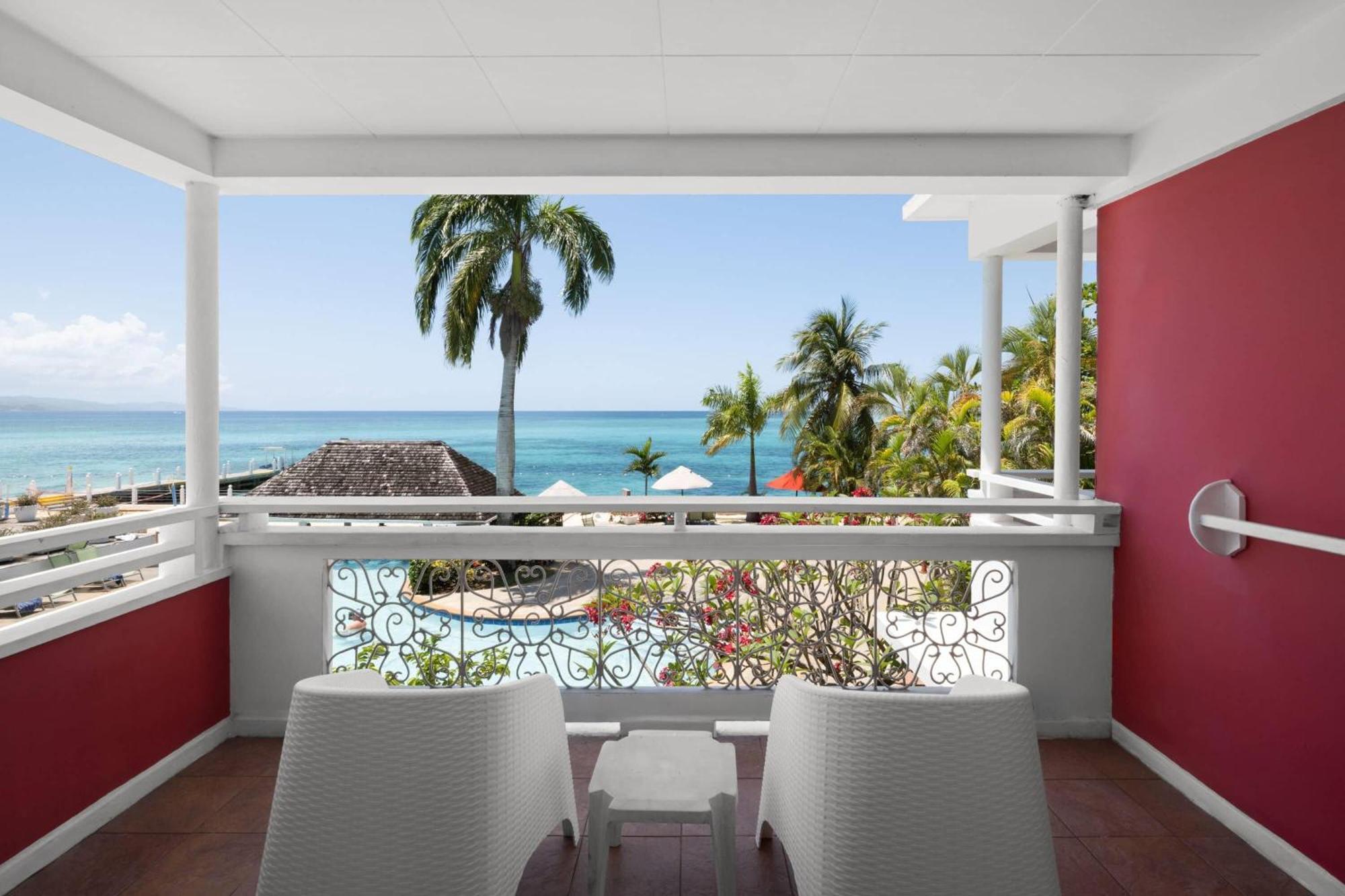 Grand Decameron Cornwall Beach, A Trademark All-Inclusive Resort Бухта Монтего Экстерьер фото